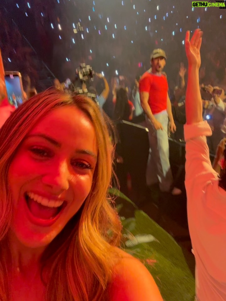 Karla Monroig - 33.3K Likes - ⬅️ GRACIAS BENITO!  Las veces coincidí con @badbunnypr fueron  momentos en los que mostraba su enorme corazón. Hoy hace historia cerrando un ciclo de 30 presentaciones en su Isla con una producción de primera donde nuestra bomba, plena, salsa y reguetón fueron los protagonistas y nos unieron como pueblo despertando nuestro sentido patrio. Ahora  las pavas y la flor de maga se llevan con más orgullo que siempre y los turistas se han llevado la mejor de las experiencias. 
Cuando las cosas se hacen con el corazón se logran cambios significativos.  Y eso es lo que hace único a Benito. Felicidades y que sigas llevando nuestra bandera a lugares inimaginados. 

Momento favorito: vivir la experiencia de la residencia con mi hija y ver el orgullo que siente por sus raíces. Esos vídeos se los debo 🤪
#badbunny #residencia #nomequieroirdeaquí  #lacasita #orgulloboricua 

Foto 1 y 2: 2017 luego del huracán María. 
Foto 3-4 : 2018 Hizo una generosa donación a @serdepuertorico 

Fotos y vídeos Residencia 2025 en @coliseopr