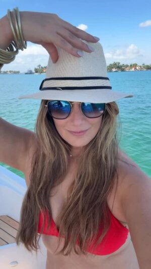 Karla Monroig Instagram - Siempre sale el sol…☀️
#beachday #happygirl #live #love #laugh #selflove #fluyendo #agradecida