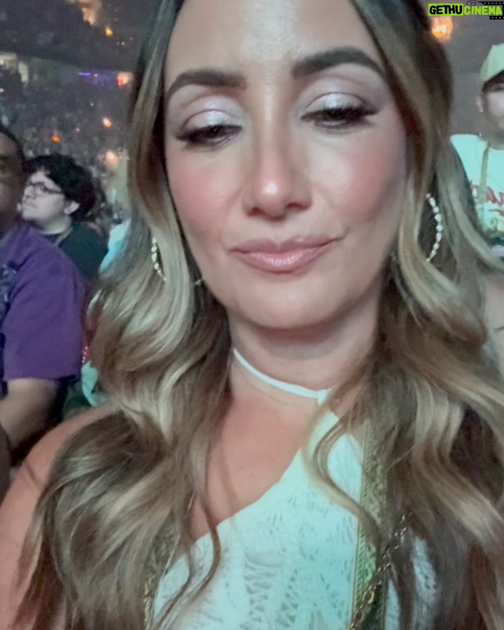 Karla Monroig - 19.9K Likes - #tbt Yo no me quiero ir de aquí. Que nivel de producción el de la residencia de @badbunnypr Despertando el orgullo patrio, vistiéndonos con bandera, pava o flor de maga. La energía que allí se vive es lo más cercano a un fiesta familiar llena de primos y amigos.  Mas allá del estímulo económico y ponernos en el mapa, Benito busca que tanto extranjeros como locales nos vivamos la experiencia y tengamos un baile inolvidable. Gracias Benito’. 

#dtmf #badbunny #residencia #puertorico #boricua #tbt