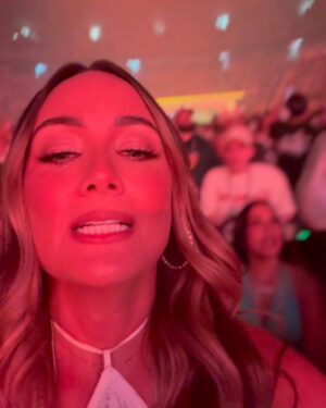 Karla Monroig Instagram - #tbt Yo no me quiero ir de aquí. Que nivel de producción el de la residencia de @badbunnypr Despertando el orgullo patrio, vistiéndonos con bandera, pava o flor de maga. La energía que allí se vive es lo más cercano a un fiesta familiar llena de primos y amigos. Mas allá del estímulo económico y ponernos en el mapa, Benito busca que tanto extranjeros como locales nos vivamos la experiencia y tengamos un baile inolvidable. Gracias Benito’.
#dtmf #badbunny #residencia #puertorico #boricua #tbt