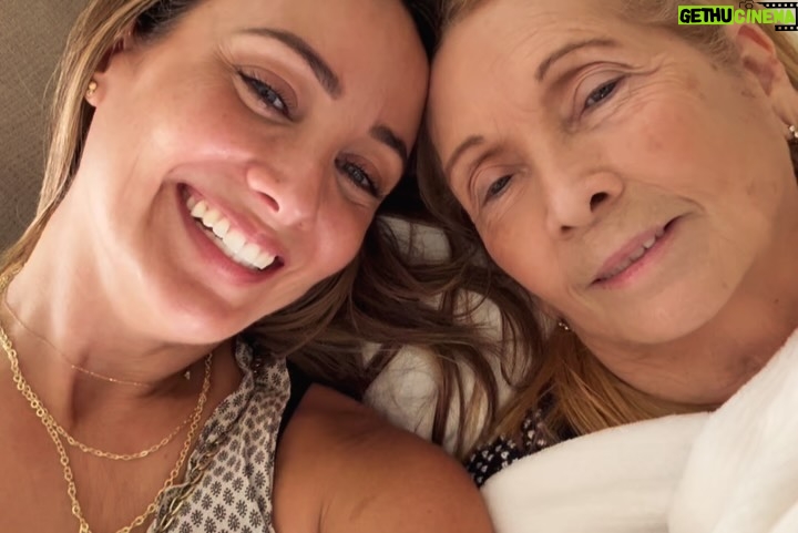 Karla Monroig - 9K Likes - Feliz Cumple a los virgo de mi vida, mi mamá y mi hermano.!! El amor verdadero nunca se olvida, se lleva en el alma. Baile inolvidable el de ayer!  Por más momentos en familia  llenos de risa, baile y mucho amor. Los amo!! Bendiciones y salud a ambos! @gmonroig . 🎂🎉🎁 

#karlamonroig #happybirthdaymom 

Los leo 👀
