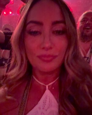 Karla Monroig Instagram - #tbt Yo no me quiero ir de aquí. Que nivel de producción el de la residencia de @badbunnypr Despertando el orgullo patrio, vistiéndonos con bandera, pava o flor de maga. La energía que allí se vive es lo más cercano a un fiesta familiar llena de primos y amigos. Mas allá del estímulo económico y ponernos en el mapa, Benito busca que tanto extranjeros como locales nos vivamos la experiencia y tengamos un baile inolvidable. Gracias Benito’.
#dtmf #badbunny #residencia #puertorico #boricua #tbt
