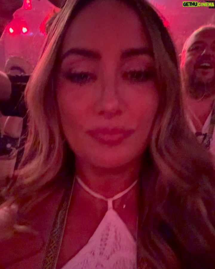 Karla Monroig - 19.9K Likes - #tbt Yo no me quiero ir de aquí. Que nivel de producción el de la residencia de @badbunnypr Despertando el orgullo patrio, vistiéndonos con bandera, pava o flor de maga. La energía que allí se vive es lo más cercano a un fiesta familiar llena de primos y amigos.  Mas allá del estímulo económico y ponernos en el mapa, Benito busca que tanto extranjeros como locales nos vivamos la experiencia y tengamos un baile inolvidable. Gracias Benito’. 

#dtmf #badbunny #residencia #puertorico #boricua #tbt