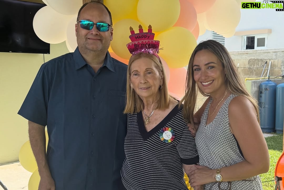Karla Monroig - 9K Likes - Feliz Cumple a los virgo de mi vida, mi mamá y mi hermano.!! El amor verdadero nunca se olvida, se lleva en el alma. Baile inolvidable el de ayer!  Por más momentos en familia  llenos de risa, baile y mucho amor. Los amo!! Bendiciones y salud a ambos! @gmonroig . 🎂🎉🎁 

#karlamonroig #happybirthdaymom 

Los leo 👀