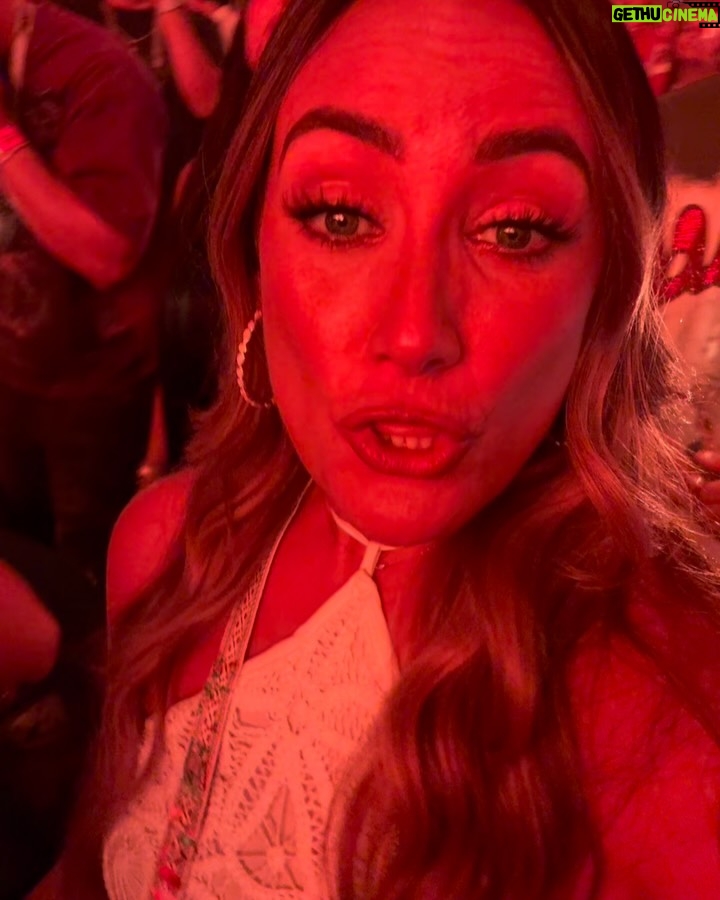 Karla Monroig - 19.9K Likes - #tbt Yo no me quiero ir de aquí. Que nivel de producción el de la residencia de @badbunnypr Despertando el orgullo patrio, vistiéndonos con bandera, pava o flor de maga. La energía que allí se vive es lo más cercano a un fiesta familiar llena de primos y amigos.  Mas allá del estímulo económico y ponernos en el mapa, Benito busca que tanto extranjeros como locales nos vivamos la experiencia y tengamos un baile inolvidable. Gracias Benito’. 

#dtmf #badbunny #residencia #puertorico #boricua #tbt