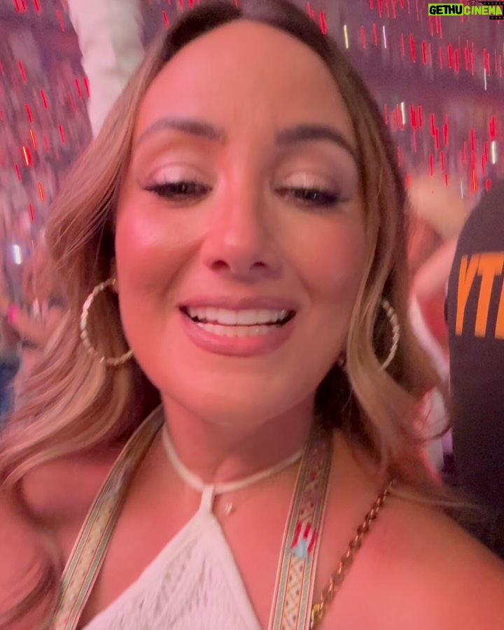 Karla Monroig - 19.9K Likes - #tbt Yo no me quiero ir de aquí. Que nivel de producción el de la residencia de @badbunnypr Despertando el orgullo patrio, vistiéndonos con bandera, pava o flor de maga. La energía que allí se vive es lo más cercano a un fiesta familiar llena de primos y amigos.  Mas allá del estímulo económico y ponernos en el mapa, Benito busca que tanto extranjeros como locales nos vivamos la experiencia y tengamos un baile inolvidable. Gracias Benito’. 

#dtmf #badbunny #residencia #puertorico #boricua #tbt