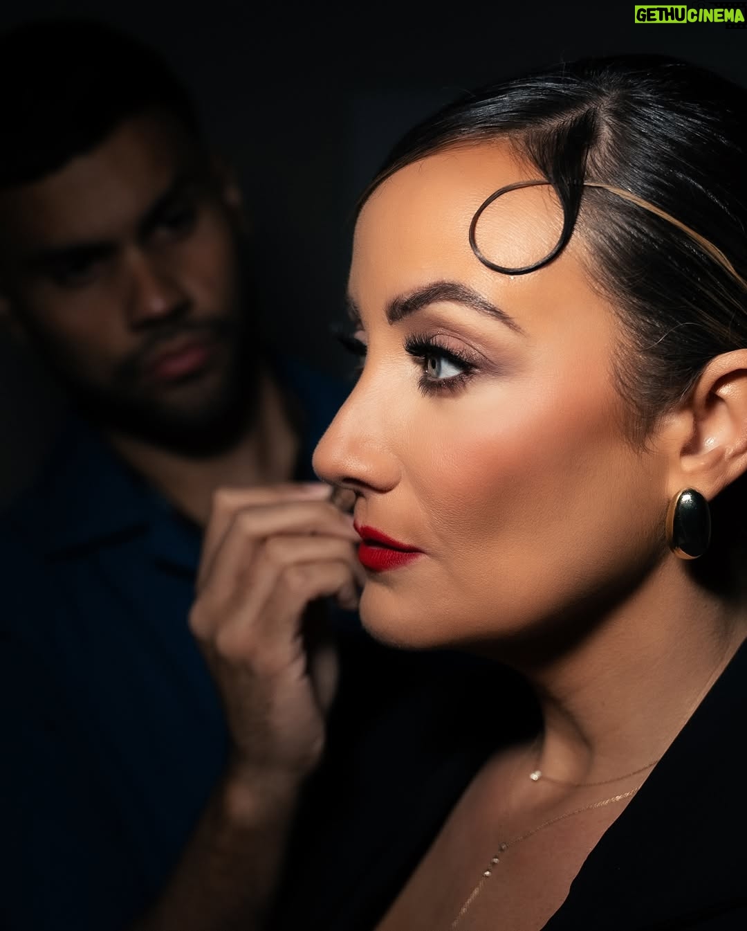 Karla Monroig - 10.3K Likes - “El cambio es renacer, despertar, redescubrir, y volver a aprender” dice @yizettecifredo en su libro Reflexiones de una optimista compulsiva. Y tiene tanta razón! Estos pueden traer una incómoda incertidumbre pero luego se descubre el verdadero propósito. Hay que fluir ante los cambios, tratando de mantener la esencia y sobretodo la fe de que sean para bien. 

La penúltima foto es mi favorita. ❤️ 
#tvhost #actress #makeup #hair #closeup #redlips 

H&M @makeupbyadrielortiz 
Skincare @thaisthespa 
Nails: @nailsbymel.co 
📸  @truco.photo