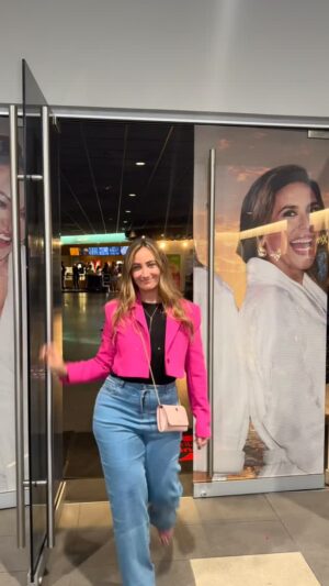 Karla Monroig Instagram - Viviendo lo que un día fue un sueño. Lo lograste Karlita!! Gracias por hacer de @diariomujerycafemovie la película más taquillera en su fin de semana de estreno en Puerto Rico!! #1
#movie #diariomujerycafe #cineboricua #actress #karlamonroig #angeliqueburbu #angelicavale #marisealvarez #roselynsanchez #grateful #agradecida #dreambig