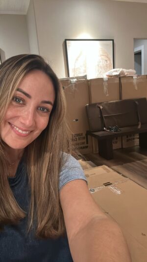 Karla Monroig Instagram - Gracias a @elyonmoving por hacer el proceso de mudanza mucho más fácil y llevadero. Ellos se encargan de recoger, empacar y cuidar cada cosa como si fuera suya 🙌✨.
En el nuevo lugar lo acomodan todo y lo dejan listo para que solo tengas que disfrutar tu espacio 🏡.
Lo mejor de todo: la empatía, la discreción y el cariño con el que tratan a sus clientes 💙.
Súper agradecida con Kristel, Julio y todo el equipo de @elyonmoving. ¡Son lo máximo!
#mudanza #moving #elyonmoving