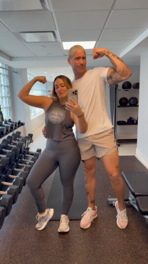 Karla Monroig Instagram - ¡Comienza de a poquito pero comienza! En este #transformationtuesday les comparto esta rutina sencilla que pueden hacer con pesas, ligas o sin ellas. Incrementa el tiempo y repeticiones según tu resistencia.@angelmanuelcortes fue mi entrenador en Puerto Rico mientas conducía @baila.wapa. El llega a tu lugar con su equipo para maximizar el entrenamiento y puedas ver resultados bastante rápido.
Tengo muchas rutinas guardadas. ¿Se animan a hacerlas si las comparto?
#karlamonroig #workout #biceps #tricepsday #abs #shoulder #ejercicio #rutinabrazos #rutinahombros #undiaalavez