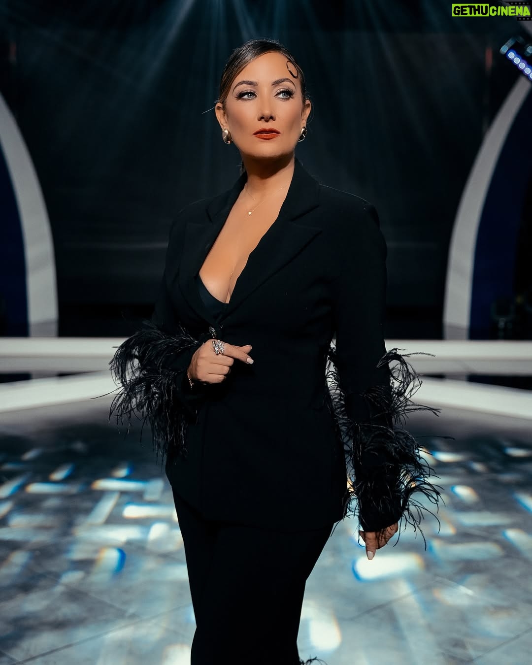 Karla Monroig - 9.5K Likes - Me tocó salir de Puerto Rico a perseguir sueños, a cumplir metas. Pero nada como poder hacer lo que amo ❤️ en mi 🇵🇷 rodeada del amor de nuestra gente. Con orgullo, en cada proyecto internacional que he hecho, llevo mi bandera, nuestra esencia pero soy de ese grupo que sale con el anhelo de algún día regresar. Gracias @baila.wapa por permitirme conectar no solo con nuestra gente cada noche sino conmigo “misma”. 

Mood del día en la ultima foto. 🤪

#tvhost #claroquebaila #actress #lookdodia #ootd #hairstyles #makeup #style 

👗@droyalbride 
👀@readingp 
👠 @novushoes 
💄 @makeupbyadrielortiz 
📋 @dnetworkpr 
📷 @truco.photo