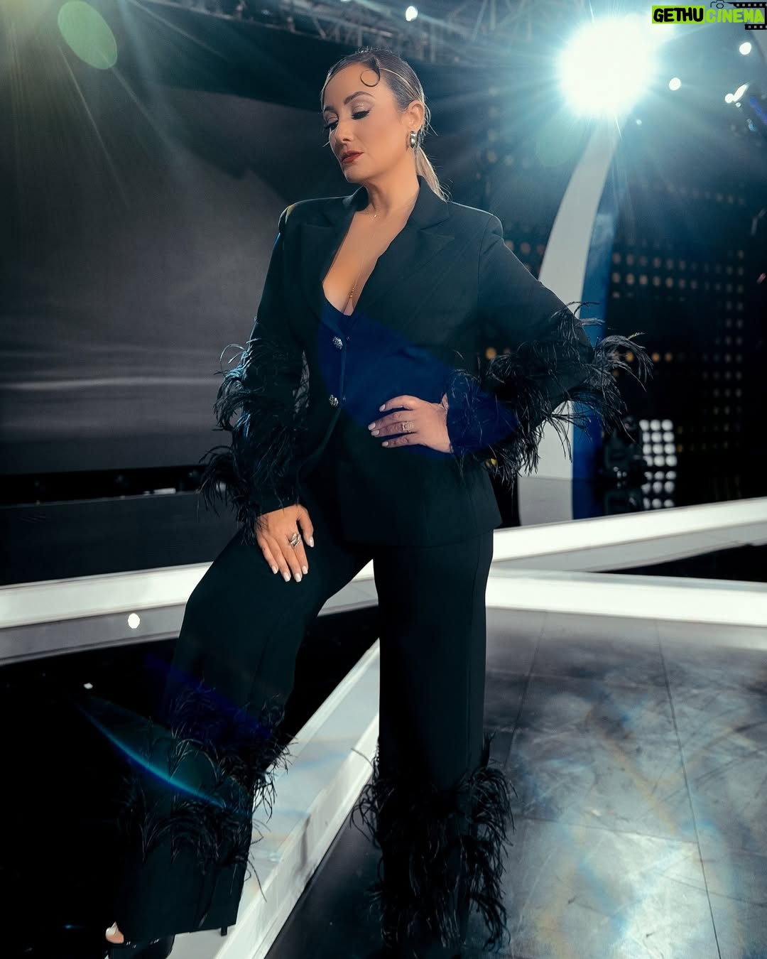 Karla Monroig - 9.5K Likes - Me tocó salir de Puerto Rico a perseguir sueños, a cumplir metas. Pero nada como poder hacer lo que amo ❤️ en mi 🇵🇷 rodeada del amor de nuestra gente. Con orgullo, en cada proyecto internacional que he hecho, llevo mi bandera, nuestra esencia pero soy de ese grupo que sale con el anhelo de algún día regresar. Gracias @baila.wapa por permitirme conectar no solo con nuestra gente cada noche sino conmigo “misma”. 

Mood del día en la ultima foto. 🤪

#tvhost #claroquebaila #actress #lookdodia #ootd #hairstyles #makeup #style 

👗@droyalbride 
👀@readingp 
👠 @novushoes 
💄 @makeupbyadrielortiz 
📋 @dnetworkpr 
📷 @truco.photo