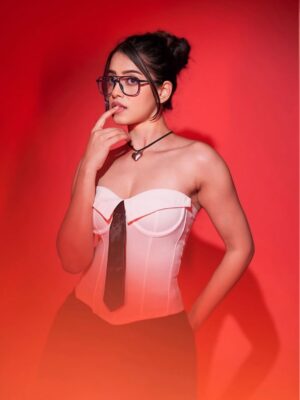 Kashika Sisodia Instagram - Crazy kiya re 🔥❤️
#indianface #photoshoot #indian #insta #indiancreator #indianfashioncreator #new #trending #kashikasisodia #photoshoto #ideas