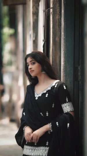 Kashika Sisodia Instagram - Hayeee khudse hi pyar ho jata hai 🙈
Beautiful set from :- @zarijaipur