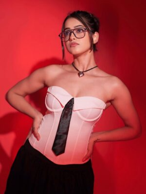 Kashika Sisodia Instagram - Crazy kiya re 🔥❤️
#indianface #photoshoot #indian #insta #indiancreator #indianfashioncreator #new #trending #kashikasisodia #photoshoto #ideas