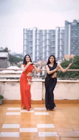 Kashika Sisodia Instagram - Soothing ❤️🖤
#jhimjhim
In frame :- @kashikasisodiaofficial @nagina_bopche