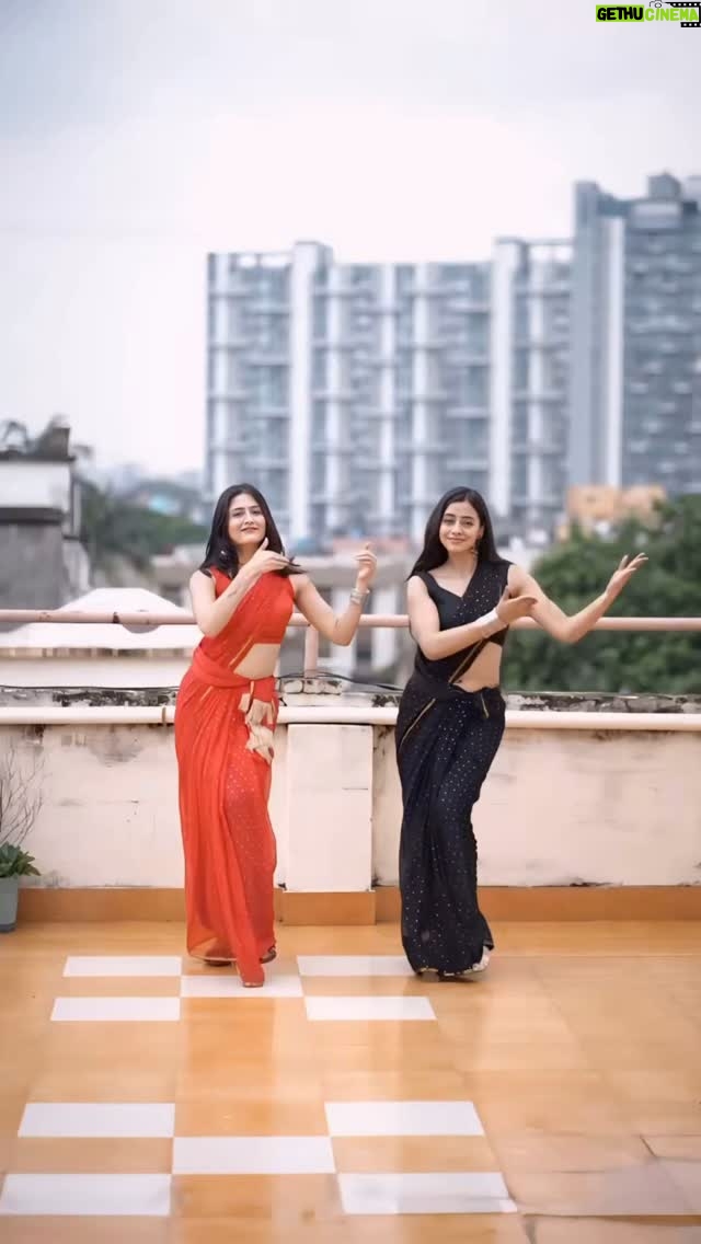 Kashika Sisodia - 16.8K Likes - Soothing ❤️🖤
#jhimjhim 

In frame :- @kashikasisodiaofficial @nagina_bopche