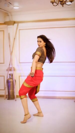 Kashika Sisodia Instagram - Chikni Chameli 🔥
📍:- @stardome_studio
📸:- @pixel_director
#A-ZDancingSeries #KashikaSisodia