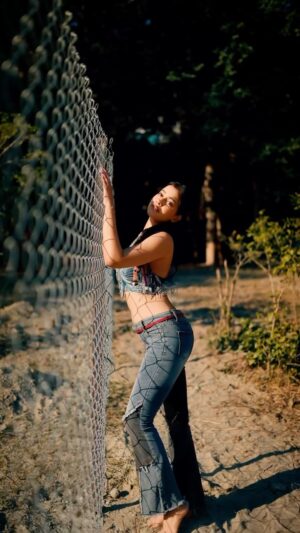 Kashika Sisodia Instagram - Le gyi le gyi 🦋🌸
📸:- @pixel_director