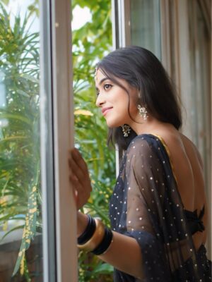 Kashika Sisodia Instagram - Ye Jo mushkil se dil ko salamat rakha ❤️
#kashikasisodia #sareelook #indiangirl #indiansareelook #insta #trending #new #photoshoot #blacksaree #songs #indiansongs #trendingsongs