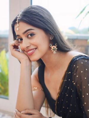 Kashika Sisodia Instagram - Ye Jo mushkil se dil ko salamat rakha ❤️
#kashikasisodia #sareelook #indiangirl #indiansareelook #insta #trending #new #photoshoot #blacksaree #songs #indiansongs #trendingsongs