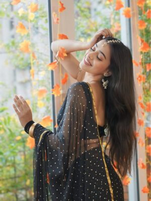 Kashika Sisodia Instagram - Ye Jo mushkil se dil ko salamat rakha ❤️
#kashikasisodia #sareelook #indiangirl #indiansareelook #insta #trending #new #photoshoot #blacksaree #songs #indiansongs #trendingsongs