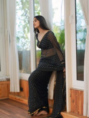 Kashika Sisodia Instagram - Ye Jo mushkil se dil ko salamat rakha ❤️
#kashikasisodia #sareelook #indiangirl #indiansareelook #insta #trending #new #photoshoot #blacksaree #songs #indiansongs #trendingsongs