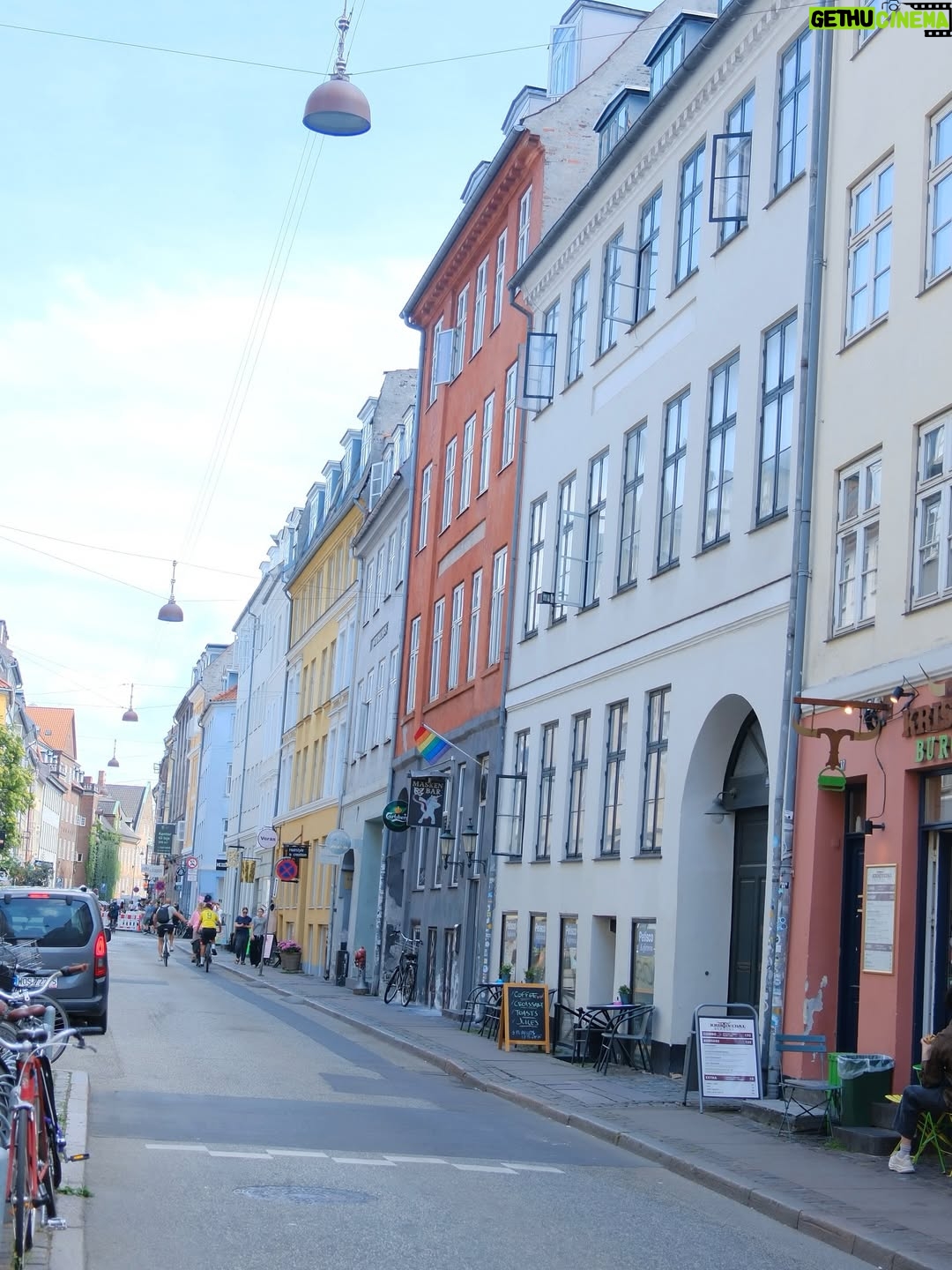 Kathy Saenz - 23.5K Likes - Caminando Copenhague ❤️