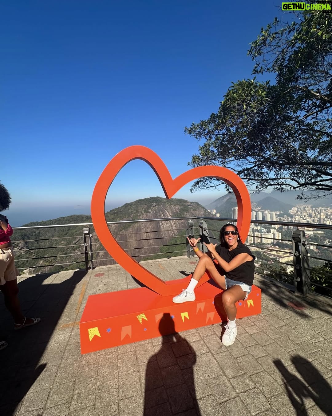 Katia Palma - 19.9K Likes - Que lindo é o Rio de Janeiro 💚💛 
brigada! Regreso ya ya ya por mais caipiriñas🥳🥳🥳🥳