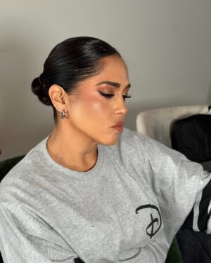 Katia Palma Instagram - Gracias por este año lleno de SALUD y trabajo 🙏🏽🙏🏽🙏🏽🙏🏽🙏🏽
Gracias a Uds por vacilarse conmigo con mis estupideces que es lo más importante❤️
Que este 2025 sea un año mejor, que seamos mejores personas, con respeto y amor. Llenos de salud y mirando siempre a donde quieren llegar!
Bendiciones a toda sus familias amigos!
#vanospormas💪 #muchasalud #paz #trabajo #union #prosperidad al mango
2025 te esperamos parados y sin polo🫵🏽