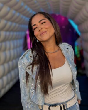 Katia Palma Instagram - Gracias por este año lleno de SALUD y trabajo 🙏🏽🙏🏽🙏🏽🙏🏽🙏🏽
Gracias a Uds por vacilarse conmigo con mis estupideces que es lo más importante❤️
Que este 2025 sea un año mejor, que seamos mejores personas, con respeto y amor. Llenos de salud y mirando siempre a donde quieren llegar!
Bendiciones a toda sus familias amigos!
#vanospormas💪 #muchasalud #paz #trabajo #union #prosperidad al mango
2025 te esperamos parados y sin polo🫵🏽