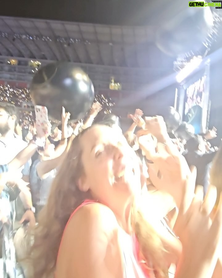 Katia Palma - 22.3K Likes - Gracias por este año lleno de SALUD y trabajo 🙏🏽🙏🏽🙏🏽🙏🏽🙏🏽 
Gracias a Uds por vacilarse conmigo con mis estupideces que es lo más importante❤️ 
Que este 2025 sea un año mejor, que seamos mejores personas, con respeto y amor. Llenos de salud y mirando siempre a donde quieren llegar! 
Bendiciones a toda sus familias amigos!
 
#vanospormas💪 #muchasalud #paz #trabajo #union #prosperidad al mango 

2025 te esperamos parados y sin polo🫵🏽