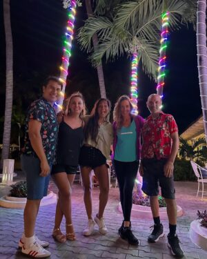 Katia Palma Instagram - Gracias por este año lleno de SALUD y trabajo 🙏🏽🙏🏽🙏🏽🙏🏽🙏🏽
Gracias a Uds por vacilarse conmigo con mis estupideces que es lo más importante❤️
Que este 2025 sea un año mejor, que seamos mejores personas, con respeto y amor. Llenos de salud y mirando siempre a donde quieren llegar!
Bendiciones a toda sus familias amigos!
#vanospormas💪 #muchasalud #paz #trabajo #union #prosperidad al mango
2025 te esperamos parados y sin polo🫵🏽