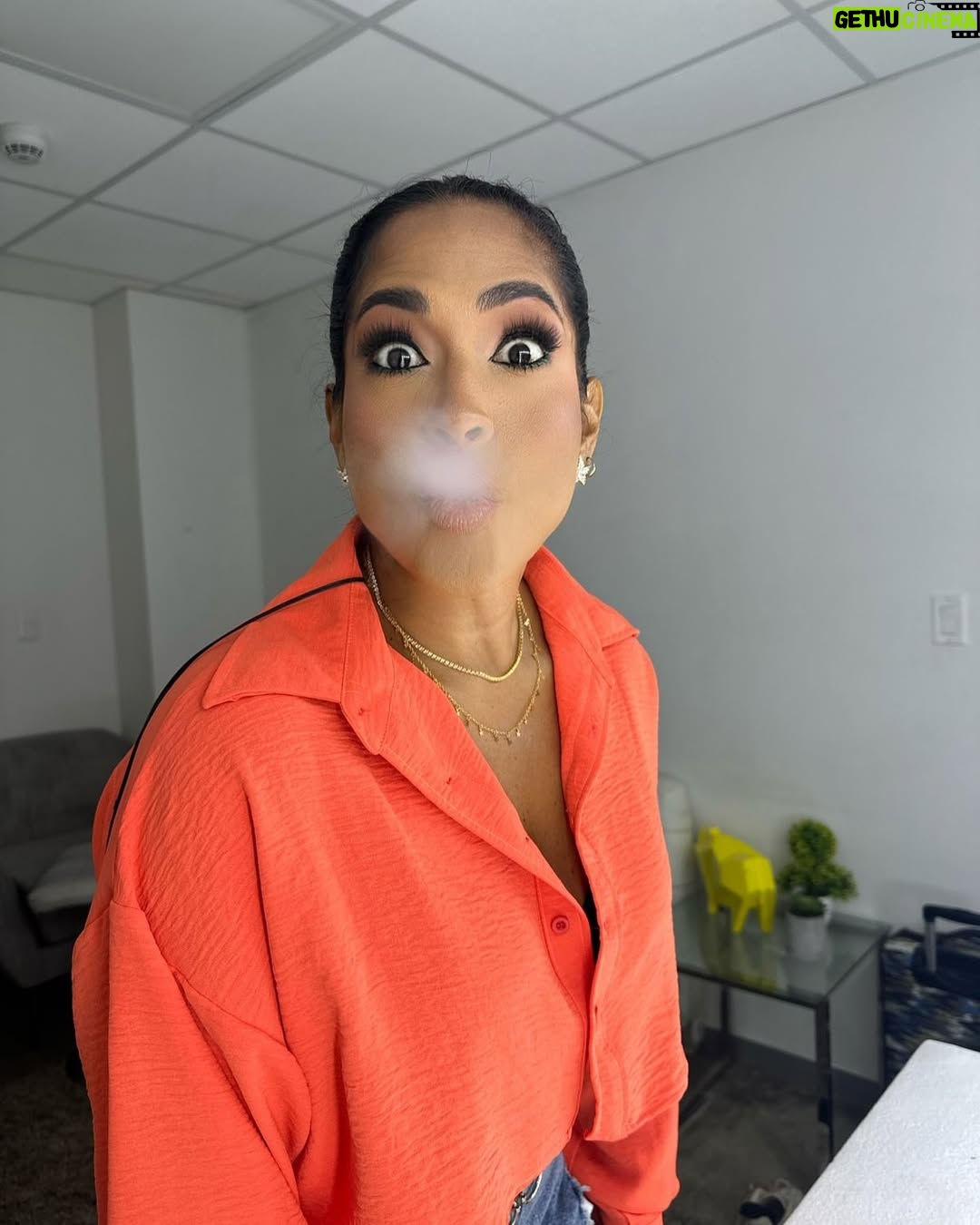 Katia Palma - 22.3K Likes - Gracias por este año lleno de SALUD y trabajo 🙏🏽🙏🏽🙏🏽🙏🏽🙏🏽 
Gracias a Uds por vacilarse conmigo con mis estupideces que es lo más importante❤️ 
Que este 2025 sea un año mejor, que seamos mejores personas, con respeto y amor. Llenos de salud y mirando siempre a donde quieren llegar! 
Bendiciones a toda sus familias amigos!
 
#vanospormas💪 #muchasalud #paz #trabajo #union #prosperidad al mango 

2025 te esperamos parados y sin polo🫵🏽