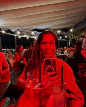Katia Palma Instagram - Gracias por este año lleno de SALUD y trabajo 🙏🏽🙏🏽🙏🏽🙏🏽🙏🏽
Gracias a Uds por vacilarse conmigo con mis estupideces que es lo más importante❤️
Que este 2025 sea un año mejor, que seamos mejores personas, con respeto y amor. Llenos de salud y mirando siempre a donde quieren llegar!
Bendiciones a toda sus familias amigos!
#vanospormas💪 #muchasalud #paz #trabajo #union #prosperidad al mango
2025 te esperamos parados y sin polo🫵🏽