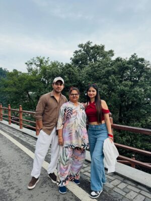 Kaushiki Chopra Instagram - Adding a little Shimla shine to my timeline ✨
#shimla #mountain #familytrip #beautifulpose #naturelove #cat