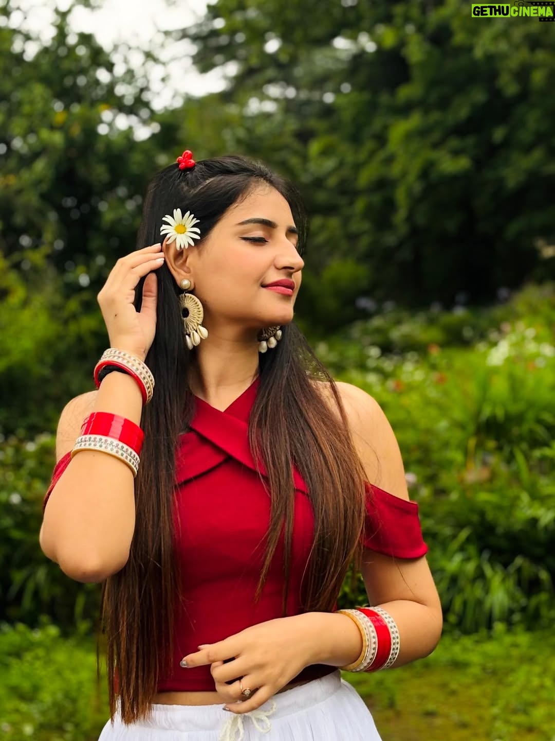 Kaushiki Chopra - 11.2K Likes - Adding a little Shimla shine to my timeline ✨ 

#shimla #mountain #familytrip #beautifulpose #naturelove #cat