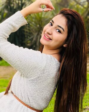 Kaushiki Chopra Instagram - 🤍
.
.
.
.
.
.
.
.
.
#lodhigarden #delhi #southdelhi #post #nature #girlpost #girlpose #poses #hiddenlove #hiddenlovesong