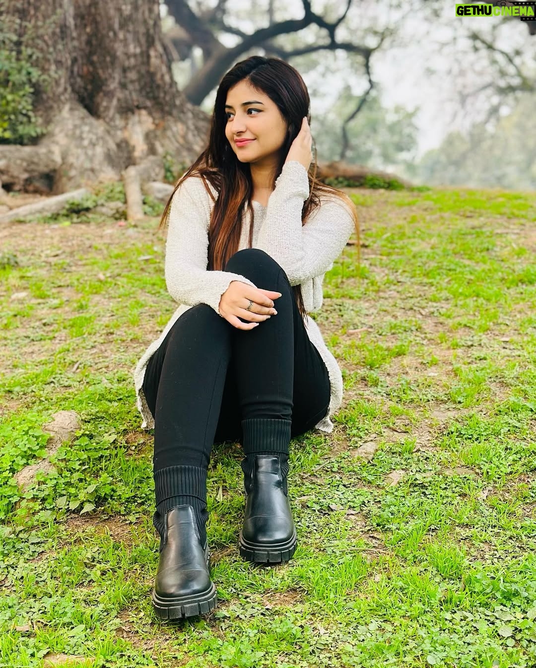 Kaushiki Chopra - 2K Likes - 🤍 
.
.
.
.
.
.
.
.
.
#lodhigarden #delhi #southdelhi #post #nature #girlpost #girlpose #poses #hiddenlove #hiddenlovesong