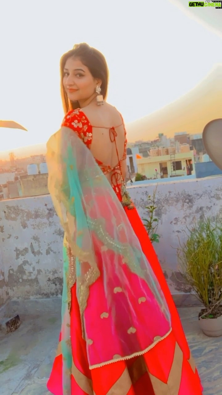 Kaushiki Chopra - 3.4K Likes - Saiyaan Dil me ana re💕 
.
.
.
.
.
.
.
.
.
#reels #reelsinstagram #delhi #explore #trending #ethnicwear #lehnga #wedding #ethnicday #ethnic