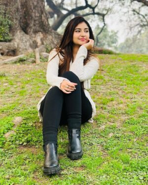 Kaushiki Chopra Instagram - 🤍
.
.
.
.
.
.
.
.
.
#lodhigarden #delhi #southdelhi #post #nature #girlpost #girlpose #poses #hiddenlove #hiddenlovesong