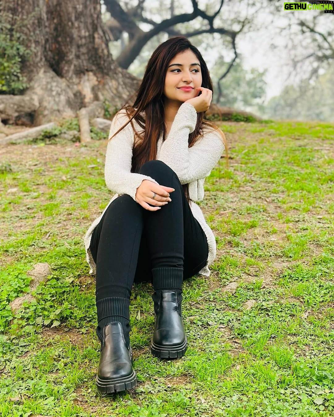 Kaushiki Chopra - 2K Likes - 🤍 
.
.
.
.
.
.
.
.
.
#lodhigarden #delhi #southdelhi #post #nature #girlpost #girlpose #poses #hiddenlove #hiddenlovesong