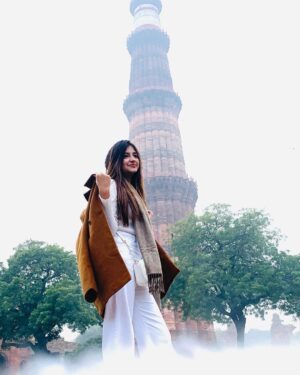 Kaushiki Chopra Instagram - Write a caption….. 🤎🤍
.
.
.
.
.
.
.
#post #postoftheday #qutubminar #delhi