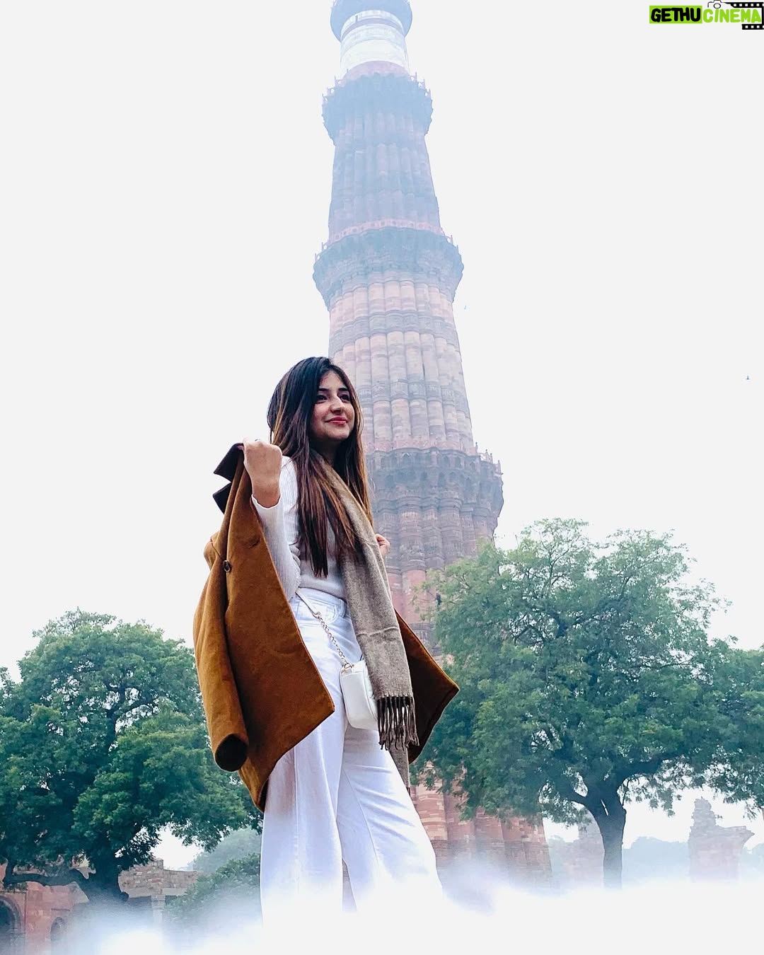 Kaushiki Chopra - 2.1K Likes - Write a caption….. 🤎🤍
.
.
.
.
.
.
.
#post #postoftheday #qutubminar #delhi