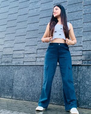 Kaushiki Chopra Instagram - 🤍💙 .
.
.
.
.
.
.
.
#post #postoftheday #mskaushiki #cargopants #selectcitywalk #hiddenlove