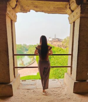 Kaushiki Chopra Instagram - Not everyone feels excited about monuments and their history🤎🩶💚💛
.
.
.
.
.
#hauzkhasvillage #hauzkhas #delhi #monuments #delhimonuments #explore #feeds #instapost #instapic #sunset #view #greenary #tomb