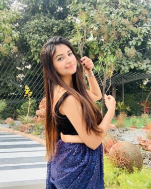 Kaushiki Chopra Instagram - 💙🖤
.
.
.
.
.
.
.
#reels #reelsinstagram #postoftheday #ethnicwear #ethnic #saree #traditional #pose #poses #poseinsaree