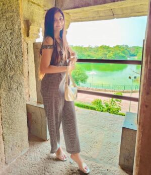 Kaushiki Chopra Instagram - Not everyone feels excited about monuments and their history🤎🩶💚💛
.
.
.
.
.
#hauzkhasvillage #hauzkhas #delhi #monuments #delhimonuments #explore #feeds #instapost #instapic #sunset #view #greenary #tomb