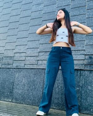 Kaushiki Chopra Instagram - 🤍💙 .
.
.
.
.
.
.
.
#post #postoftheday #mskaushiki #cargopants #selectcitywalk #hiddenlove