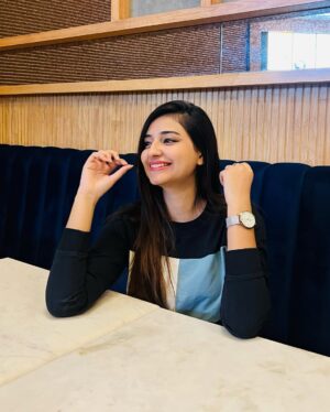 Kaushiki Chopra Instagram - Giving different poses to look good in one picture! Nothing else🙂💖
.
.
.
.
.
.
.
#pictures #post #postoftheday #black #picoftheday #trending